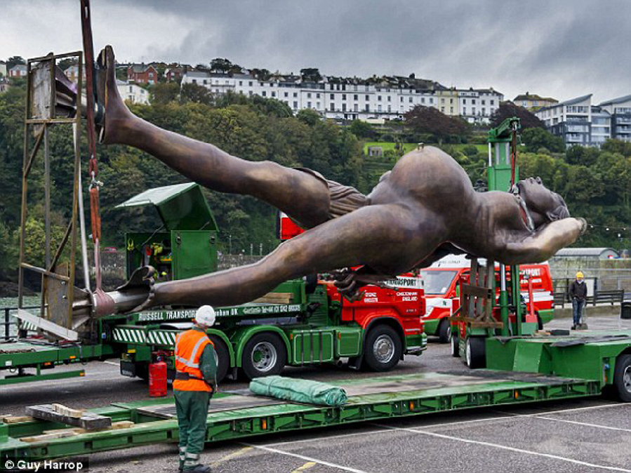 英国城市设立巨型裸体孕妇雕像