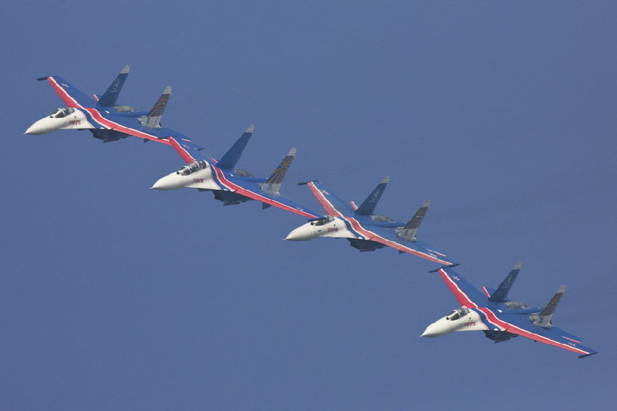 俄罗斯勇士表演队特技飞行惊艳全场