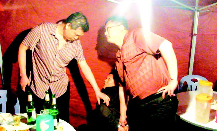 因19岁女友被儿子抢走 42岁逃犯服毒自尽/图