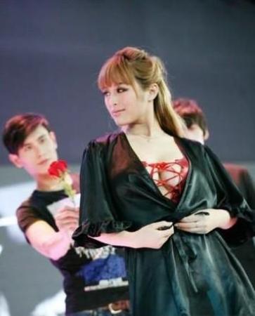 苏州爆乳美女"胸有大痣" 网络爆红