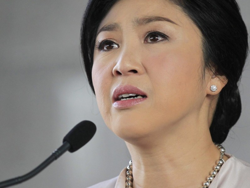 泰国总理英拉含泪请求停止示威