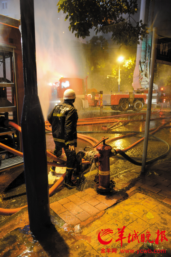 多辆消防车到场救火