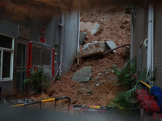 深圳暴雨泥石流堵住居民楼入口