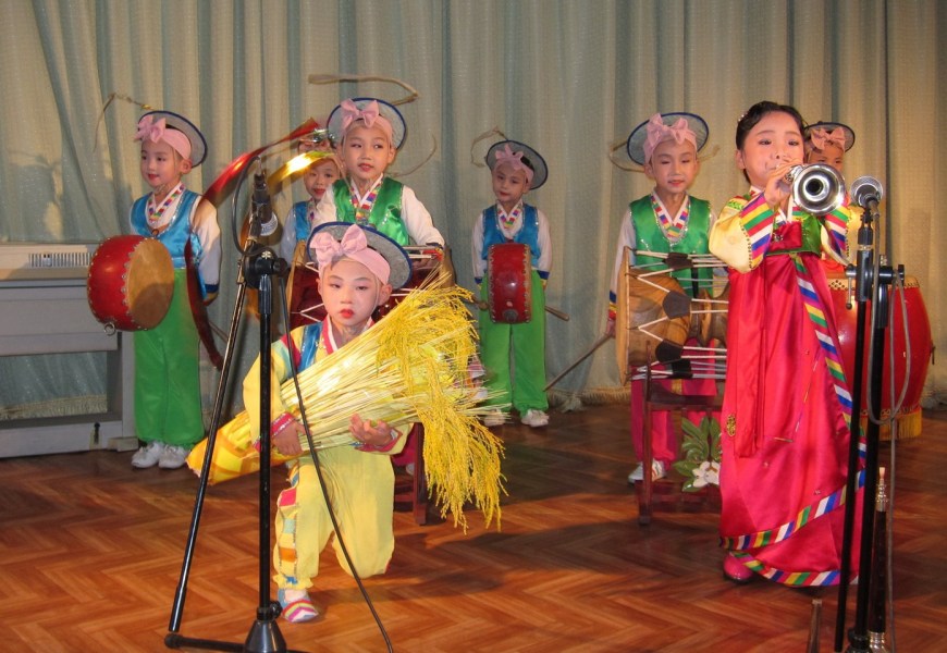 朝鲜儿童表演杂技