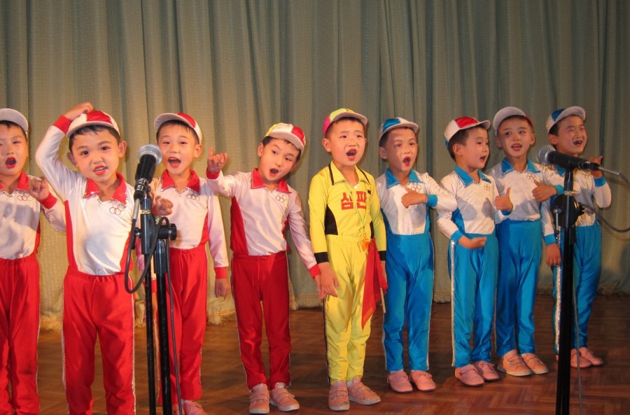 朝鲜儿童表演杂技