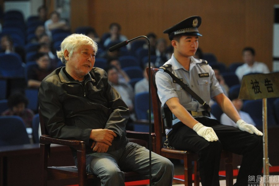 合肥"房叔"被抬上法庭受审