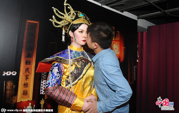 太原蜡像馆开馆 曝范冰冰甄嬛像遭人强吻