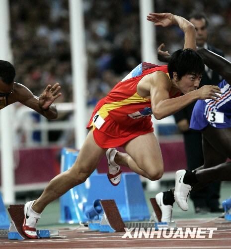 2004年8月27日,中国选手刘翔在雅典奥运会男子110米栏决赛中获金牌.