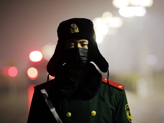 北京天安门广场武警雾霾天首次戴口罩执勤