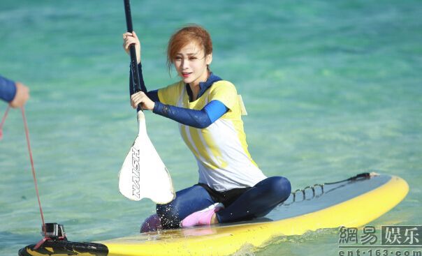 柳岩做伴娘险被扔下水 网友赞:不止性感还很拼命