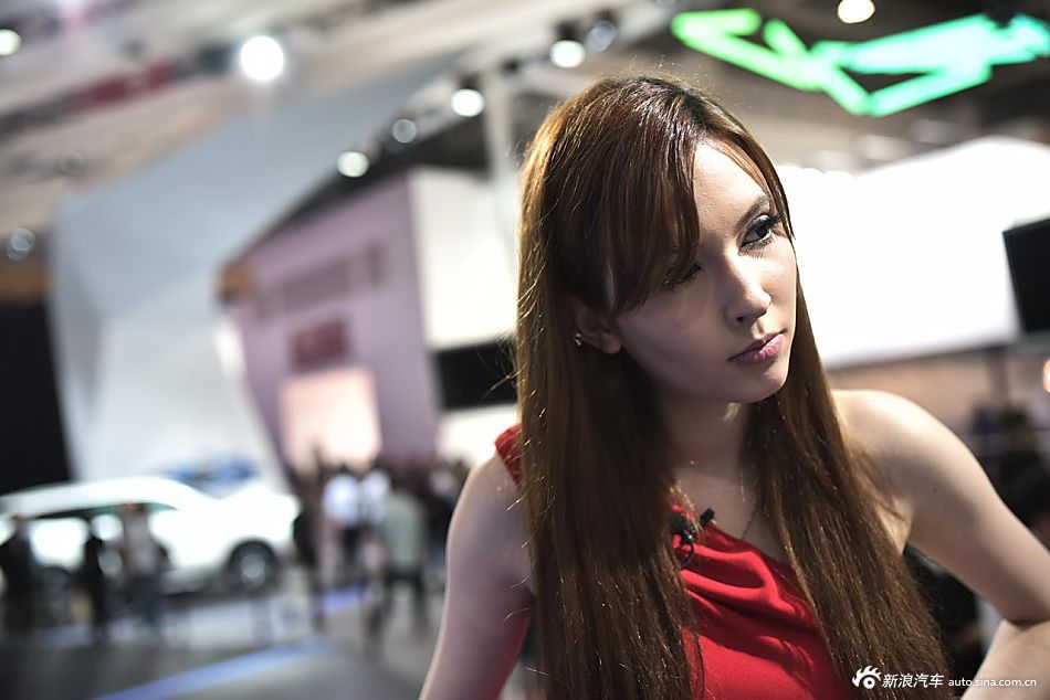 实拍:泷泽萝拉助力北京车展 穿着保守如邻家小妹