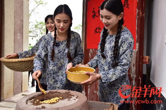 客家妹子蒸糯米酒 古村汉子拉长寿面