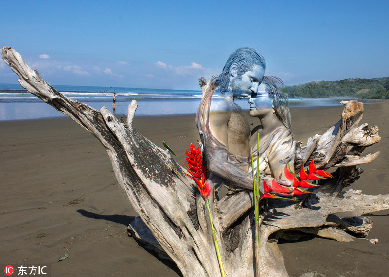 艺术家彩绘情侣融入自然上演浪漫隐身术