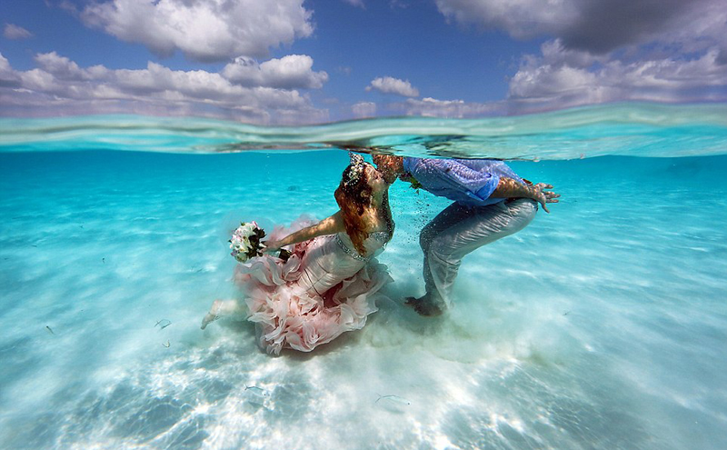 美夫妻海中结婚新娘坚信自己是美人鱼