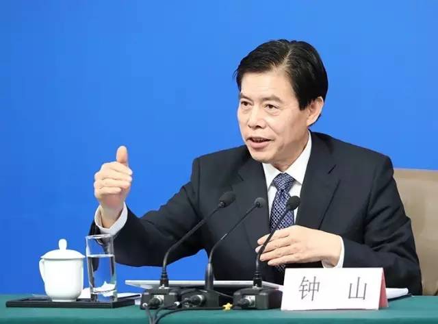 (商务部部长钟山回答记者提问.图片@新华网)