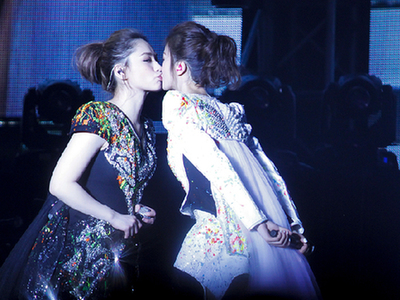twins开唱 大玩女女吻