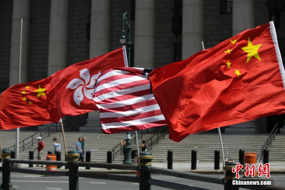 图为现场飘扬的中美两国国旗和中国香港特区区旗.中新社记者廖攀 摄
