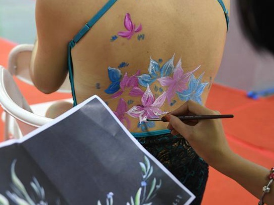 "花开美背" 异国美女长春展示人体彩绘