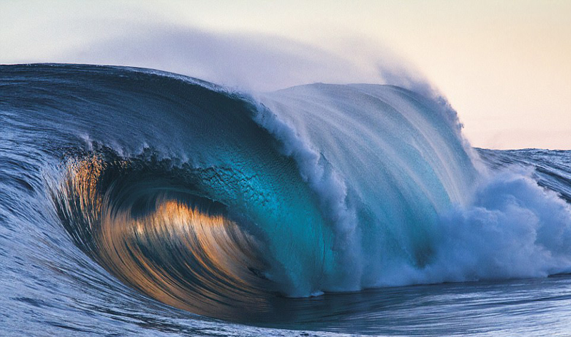 美与力量的完美结合:白浪滔天摄人心魄