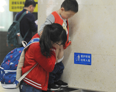 武汉地铁假期人潮拥挤 小孩垃圾桶上小便