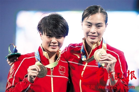 吴敏霞(右),施廷懋展示金牌